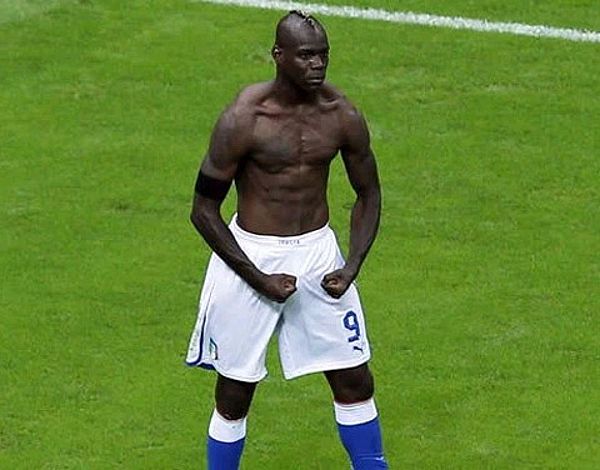 Balotelli ăn mừng bàn thắng