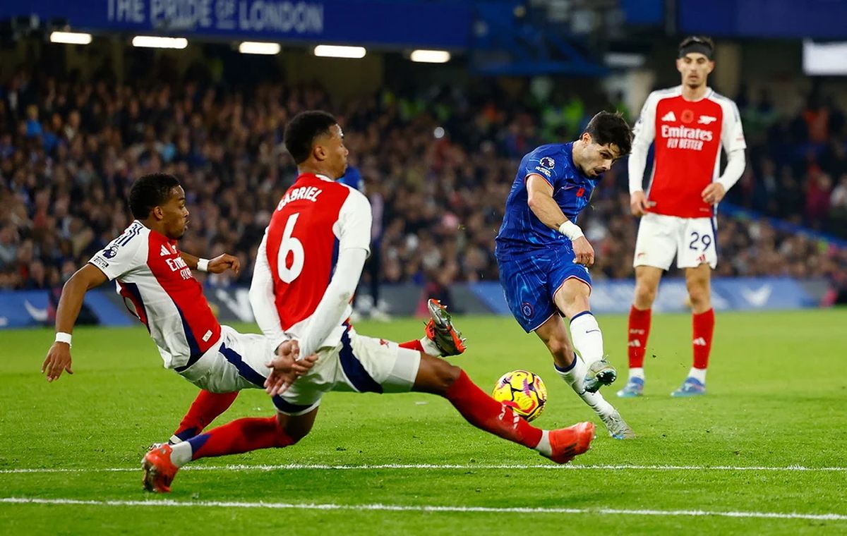 Chelsea chia điểm trước Arsenal