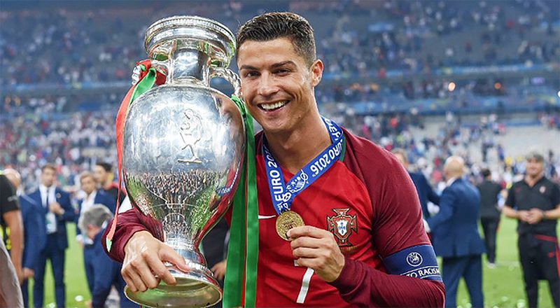 Cristiano Ronaldo bên chức vô địch Euro đầu tiên của mình.