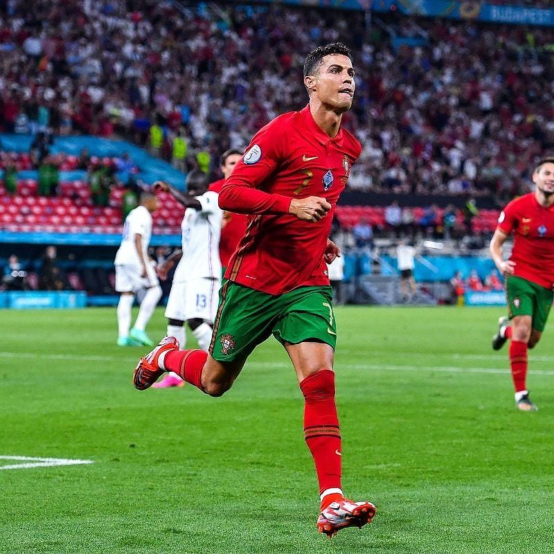 Cristiano Ronaldo, cầu thủ ghi bàn hàng đầu thế giới với 885 bàn thắng trong sự nghiệp.