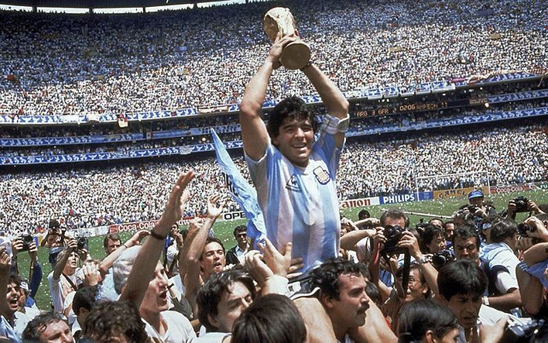 Diego Maradona, người hùng của Argentina với 'bàn tay của Chúa', đã giúp đội bóng này vô địch World Cup 1986, xếp thứ 3 trong danh sách.