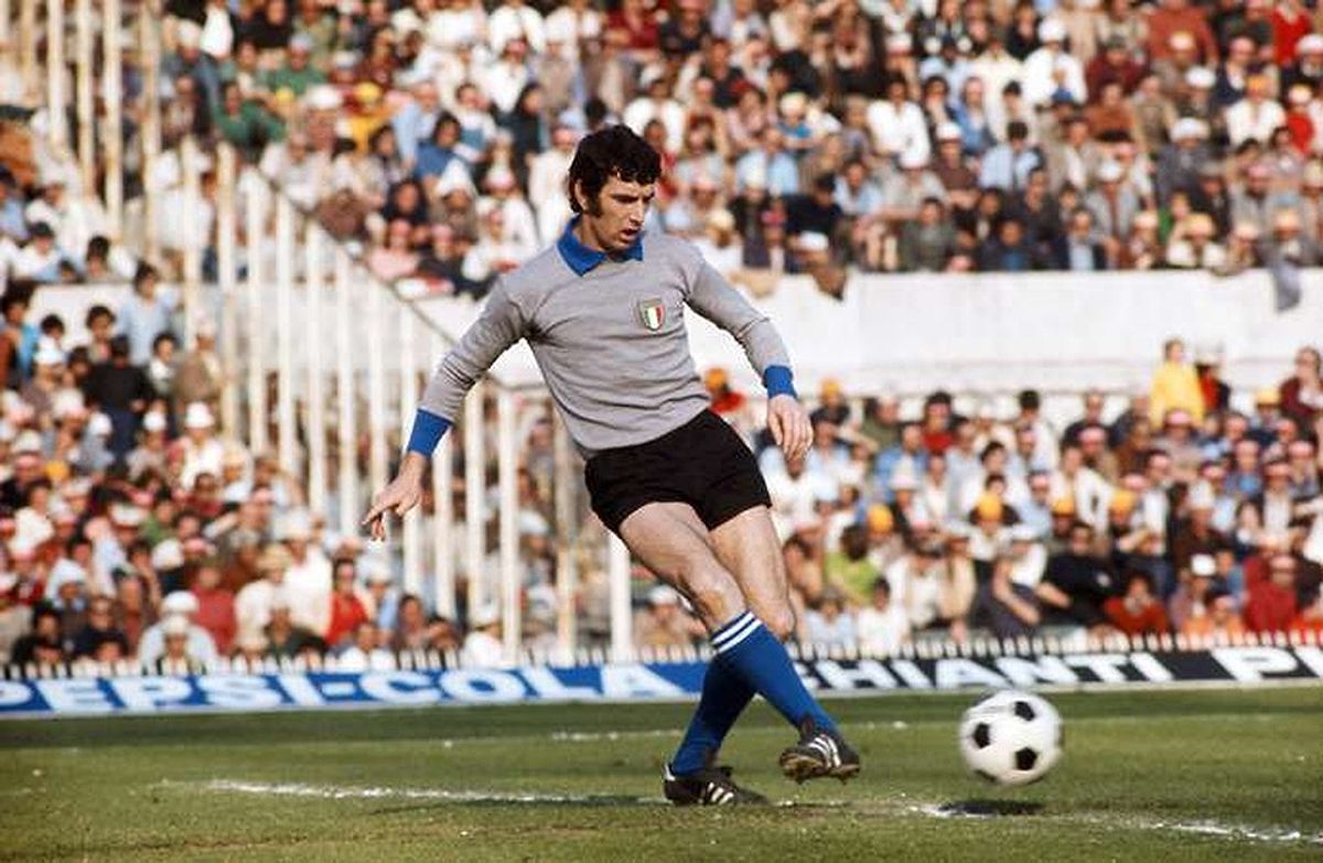 Dino Zoff, thủ môn vĩ đại của Italia, nổi bật trong trang phục thi đấu.