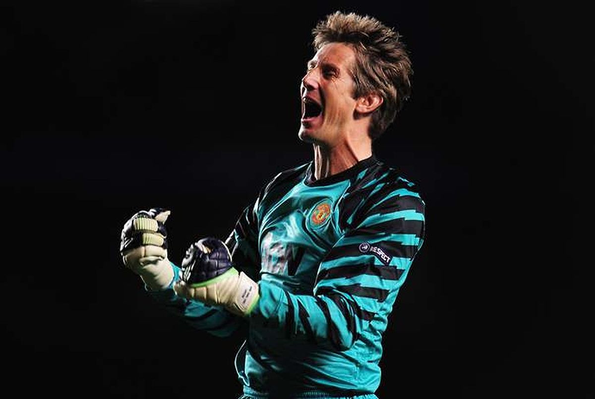 Edwin van der Sar, thủ môn nổi tiếng với 2 lần vô địch Champions League, trong trang phục thi đấu.