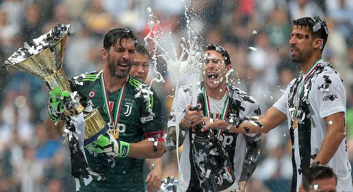 Gianluigi Buffon, một trong những thủ môn xuất sắc nhất của bóng đá Italia, giữ nhiều kỷ lục trong sự nghiệp.