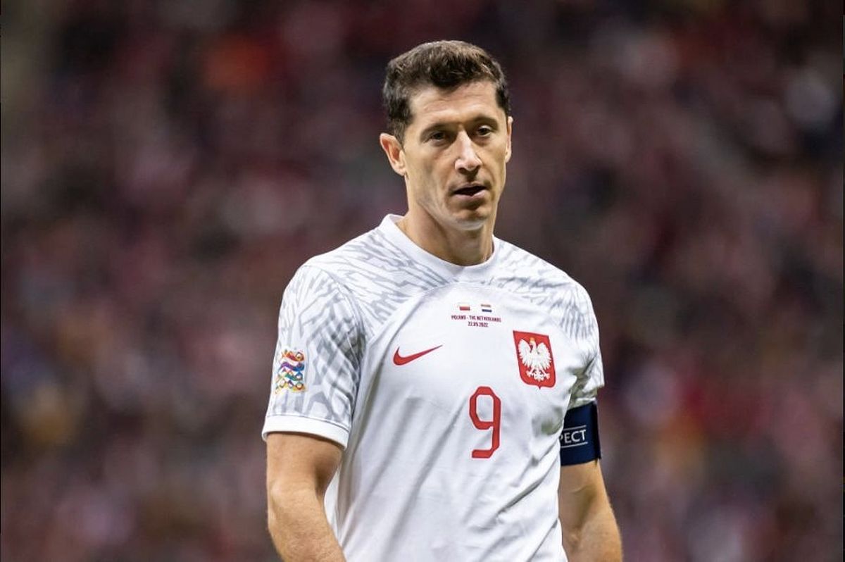 Hình ảnh của Robert Lewandowski, cầu thủ nổi bật của Ba Lan, trong bối cảnh World Cup.