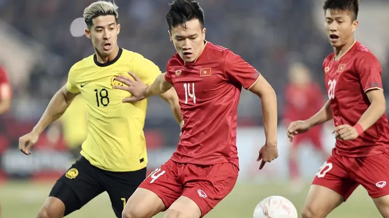 Hình ảnh Hoàng Đức và Brendan Gan trong trận đấu giữa Việt Nam và Malaysia tại AFF Cup 2022.