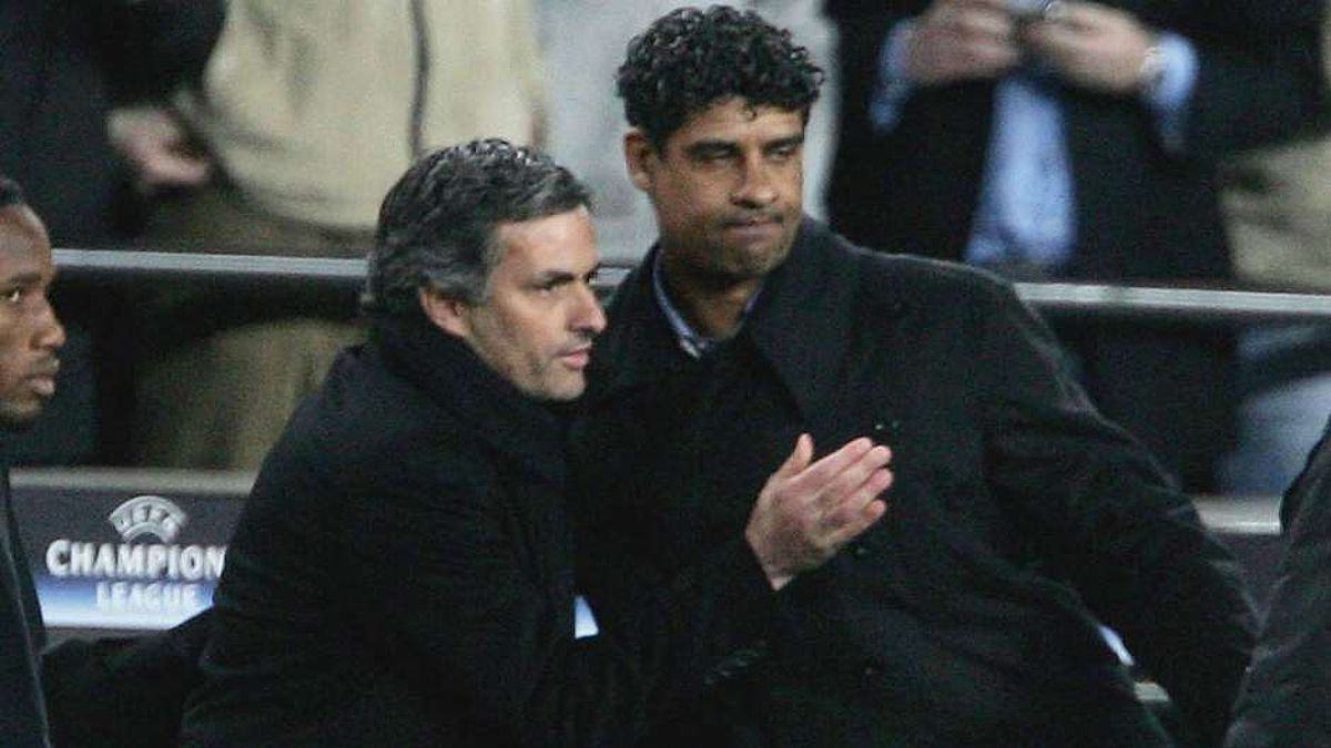 Hình ảnh Mourinho và Rijkaard trong trận đấu Chelsea vs Barca