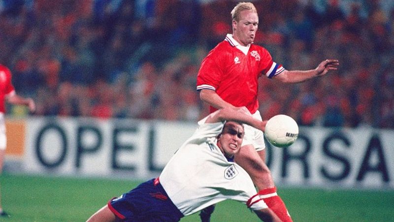 Koeman trong tình huống phạm lỗi với Platt ở vòng loại World Cup năm 1993. Ảnh: Sky Sports