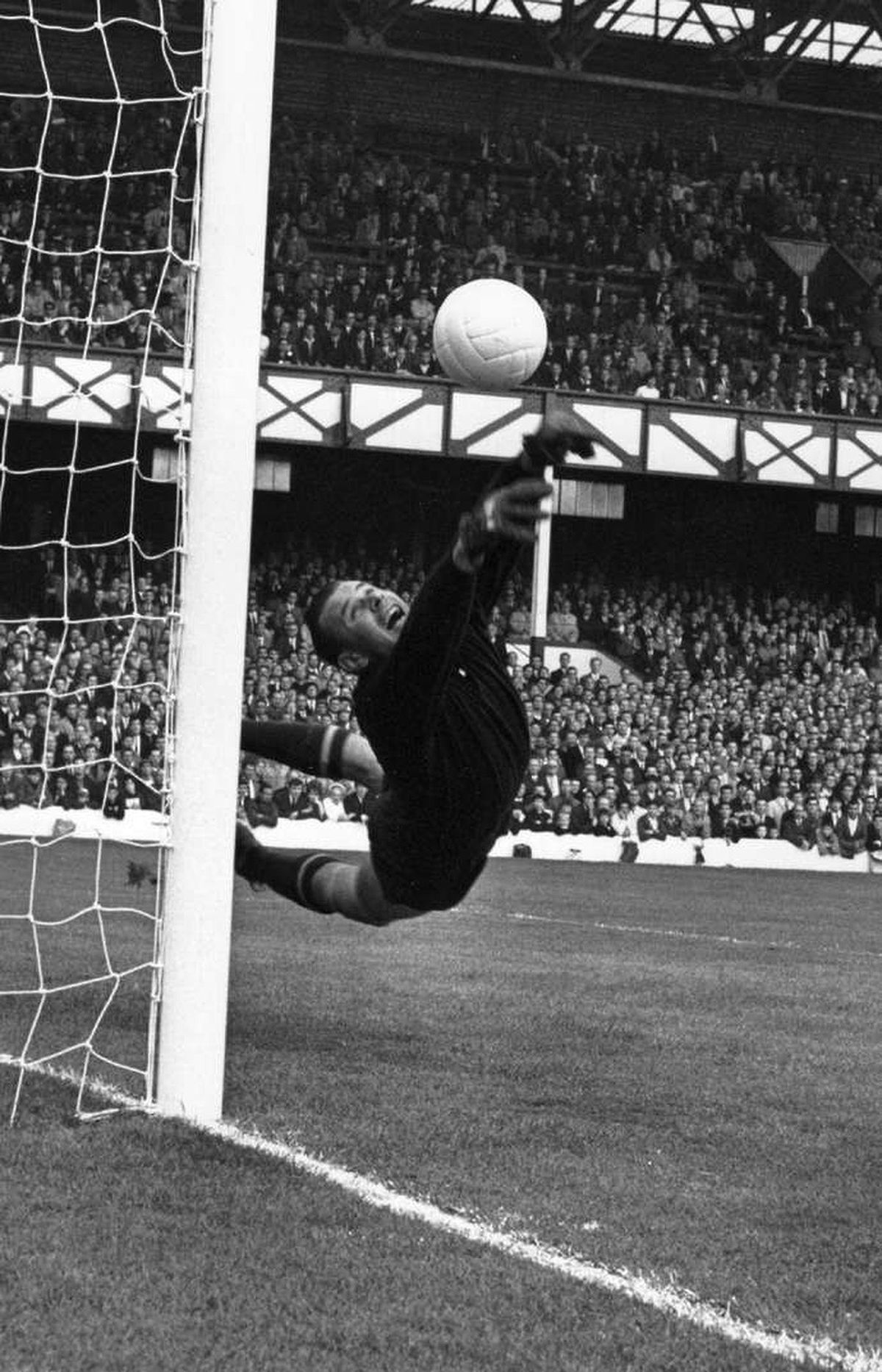 Lev Yashin, thủ môn duy nhất giành Quả bóng vàng trong lịch sử bóng đá, trong trang phục thi đấu.