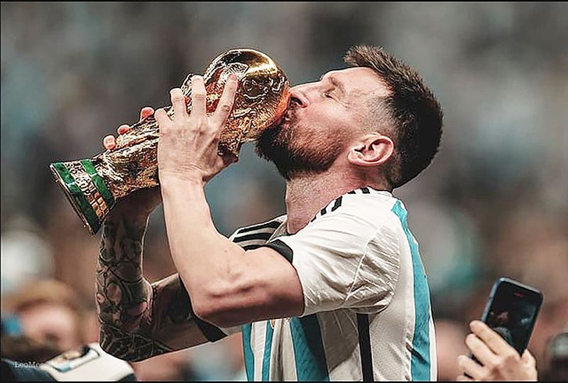 Messi bên chức vô địch thế giới 2022 của mình.