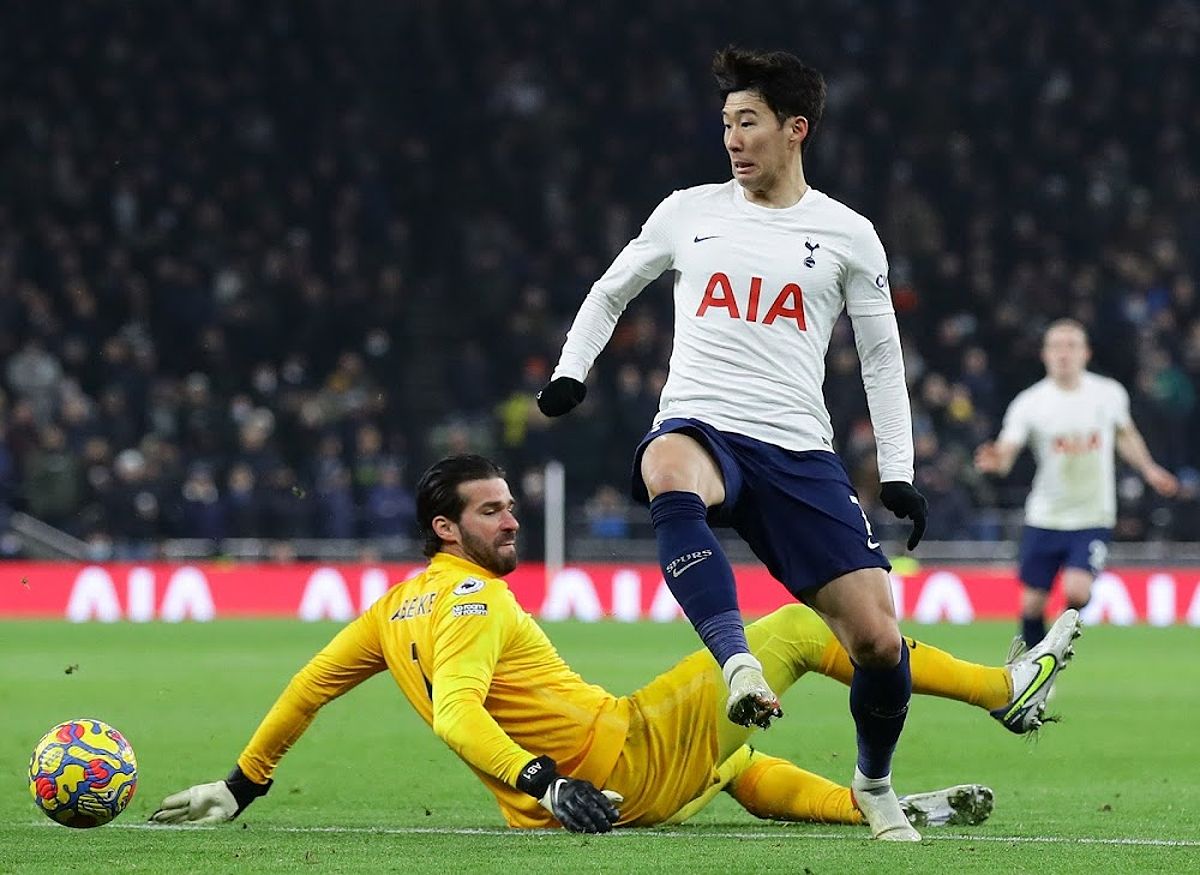 Một sai lầm phải trả giá bằng chức vô địch của Liverpool trong trận đấu với Tottenham.