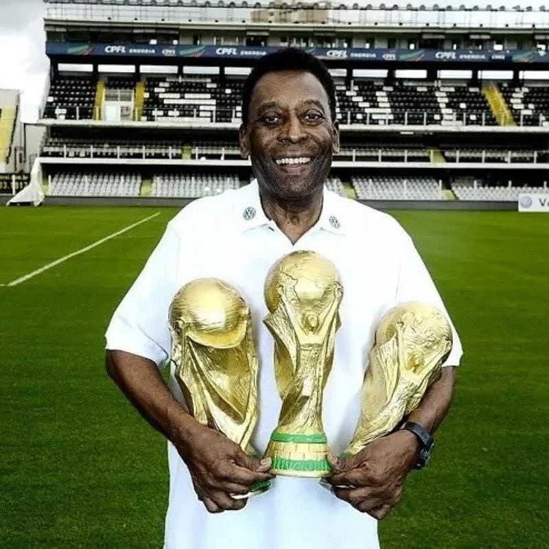 Pelé, vua bóng đá với 757 bàn thắng và ba chức vô địch World Cup.