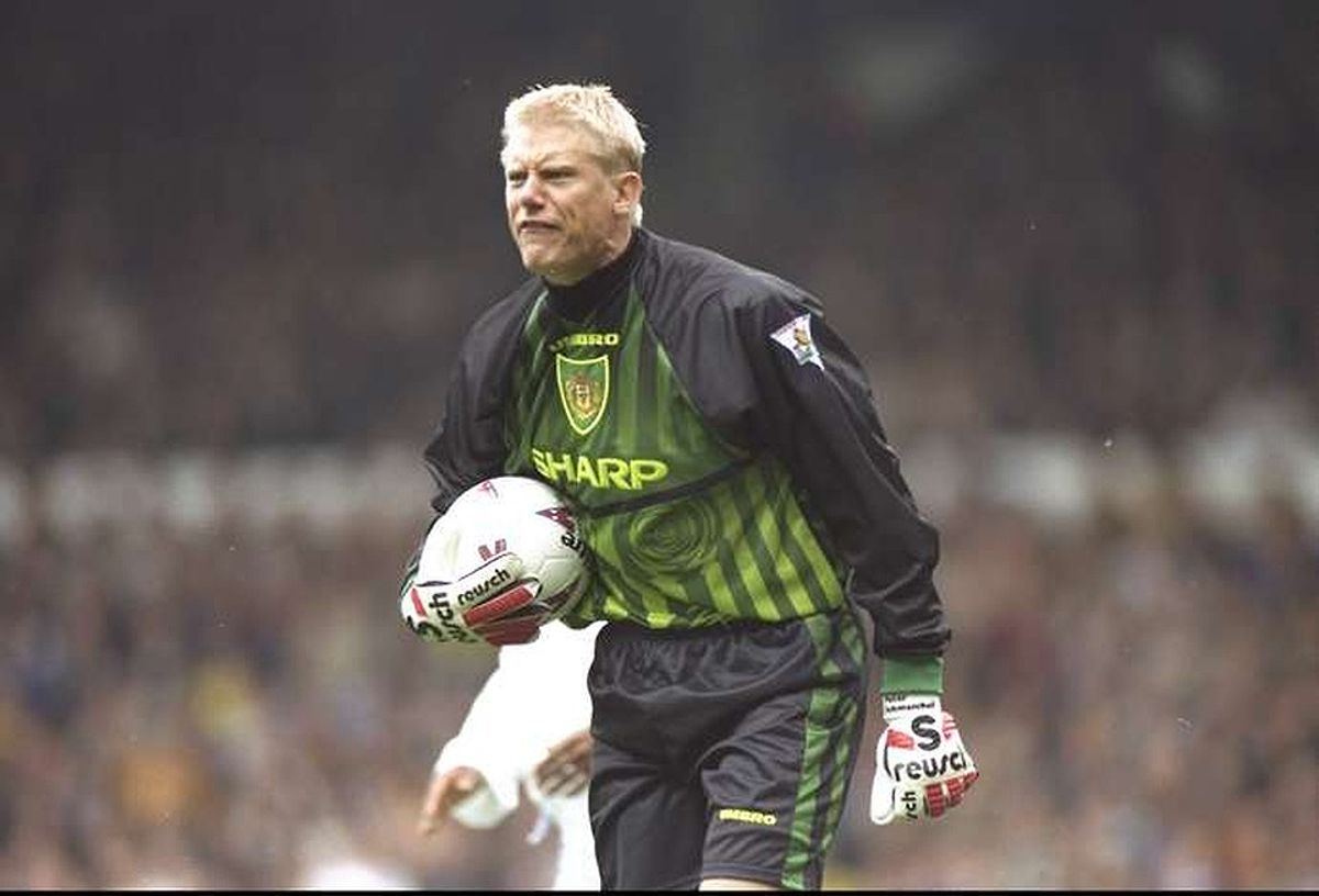 Peter Schmeichel, thủ môn huyền thoại của Man Utd và đội tuyển Đan Mạch, trong trang phục thi đấu.