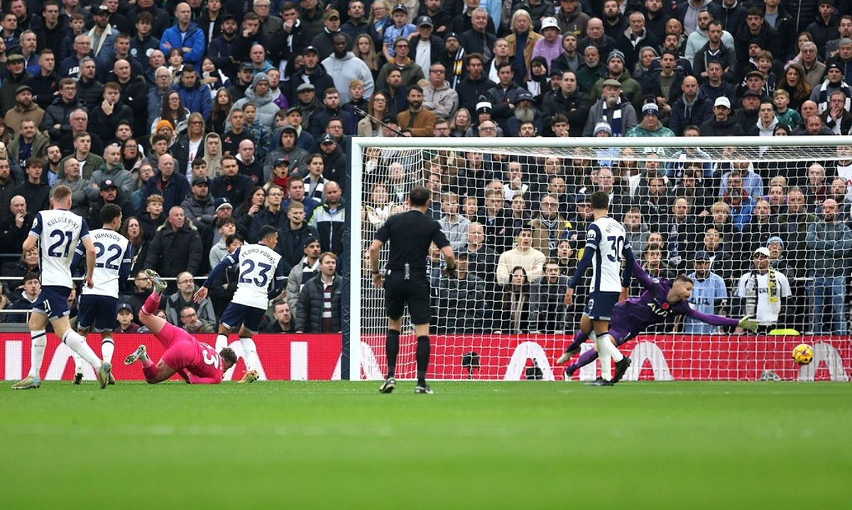 Tottenham để thua đội bóng không thắng tại Premier League suốt 22 năm - 1