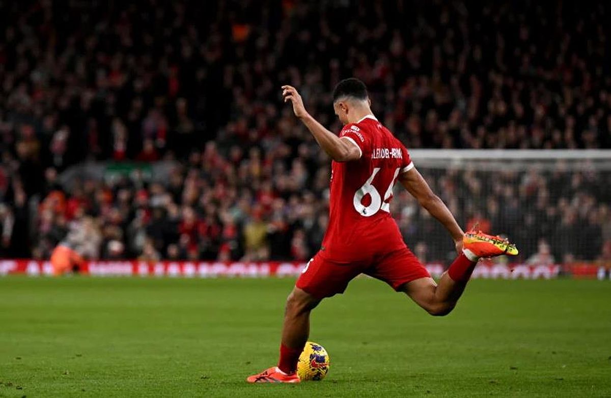 Trent Alexander-Arnold, hậu vệ phải xuất sắc nhất theo FourFourTwo